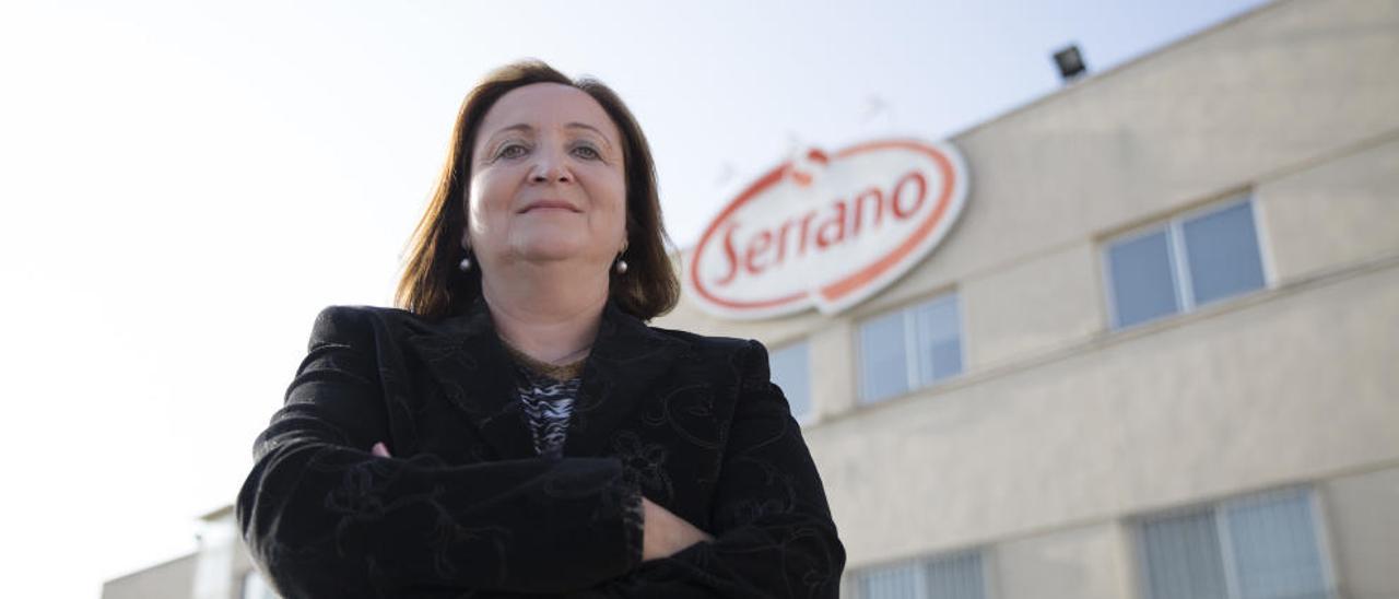 Carmen Serrano, ante las oficinas de Cárnicas Serrano en Fuente del Jarro.