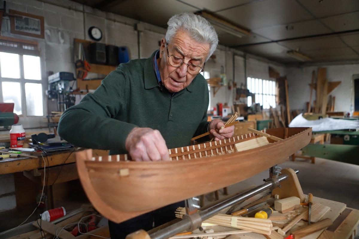 Ferrer colocando los remos de su próxima maqueta.