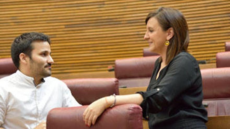 Marzà, en las Corts, junto a Català, su antecesora al frente de Educación.