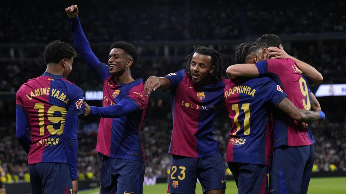 El jugador del Barcelona Lamine Yamal, celebra con Balde, Koundé, Raphinha y Robert Lewandowski después de marcar el tercer gol del Barça El jugador del Barcelona Lamine Yamal, celebra con Balde, Koundé, Raphinha y Robert Lewandowski después de marcar el tercer gol del Barça