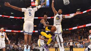 Ja Morant ataca el aro de los Warriors, entre Looney y Otto Porter