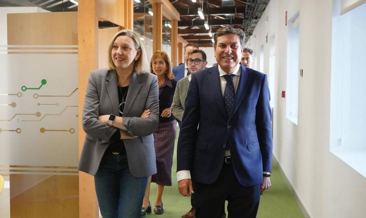 Isabel Blanco y Carlos Fernández Carriedo en el HUB tecnológico de la Aldehuela. | José Luis Fernández