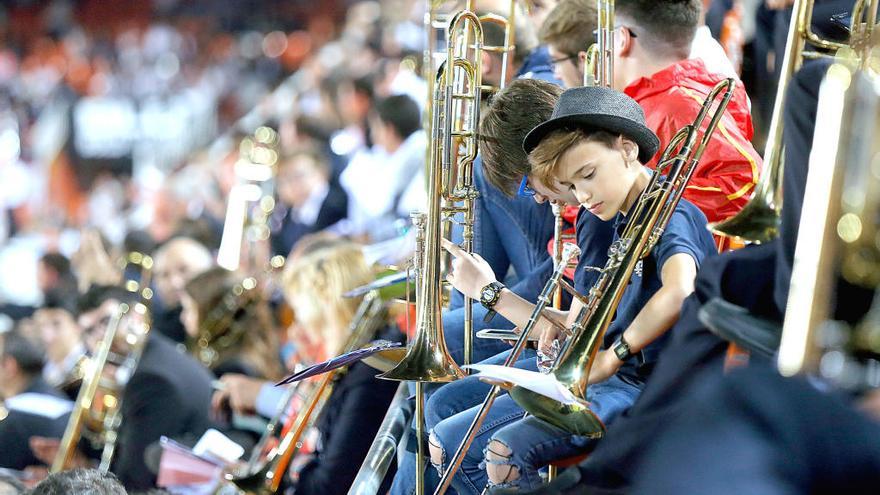 Jóvenes músicos el 26 de mayo en Mestalla participando en un acto de la Fsmcv.