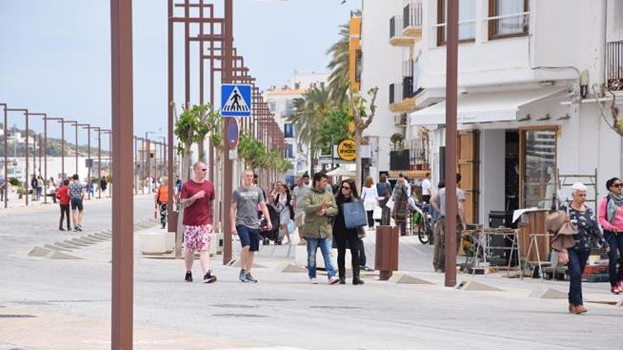 Turistas pasean por el puerto de Ibiza a principios de este mes de mayo.