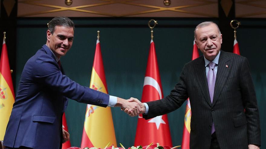 Sánchez inicia su viaje a Turquía con una visita al mausoleo de Ataturk.
