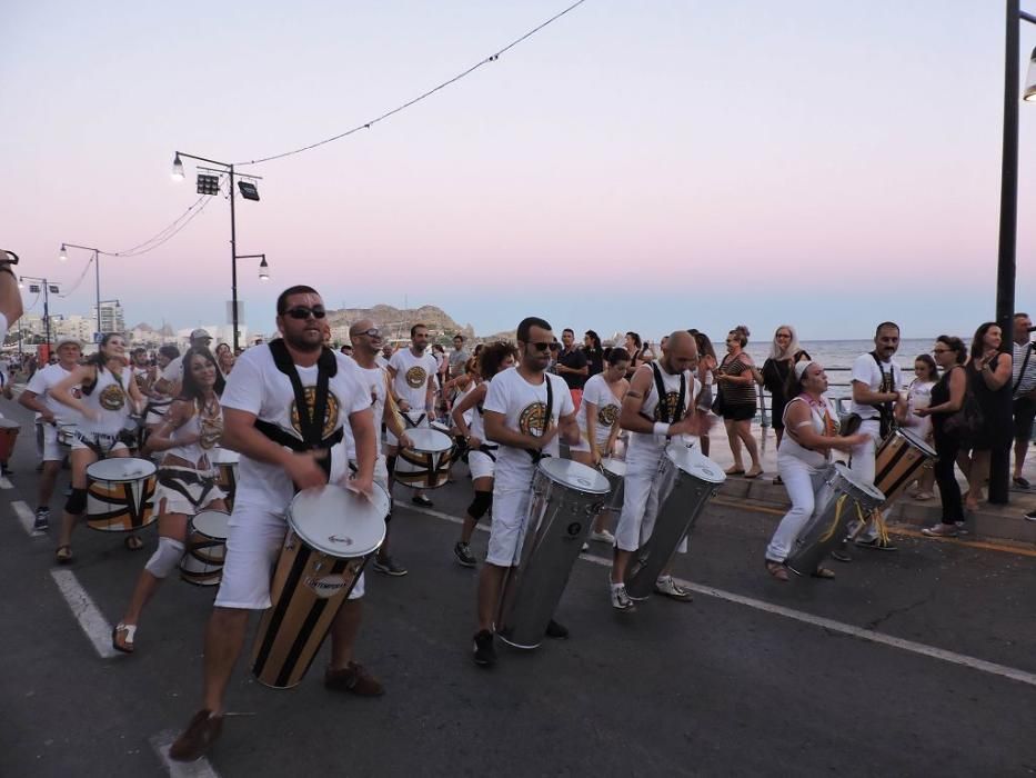 La bahía de Águilas se transforma en un gran teatro en su Carnaval de verano