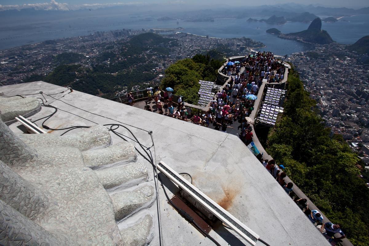 Fotografía de archivo fechada el 21 de enero de 2014 que muestra la base de la estatua del Cristo Redentor.