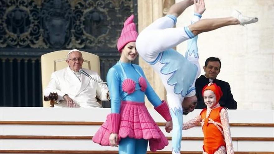 Un grupo de artistas de circo actúa para el papa Francisco