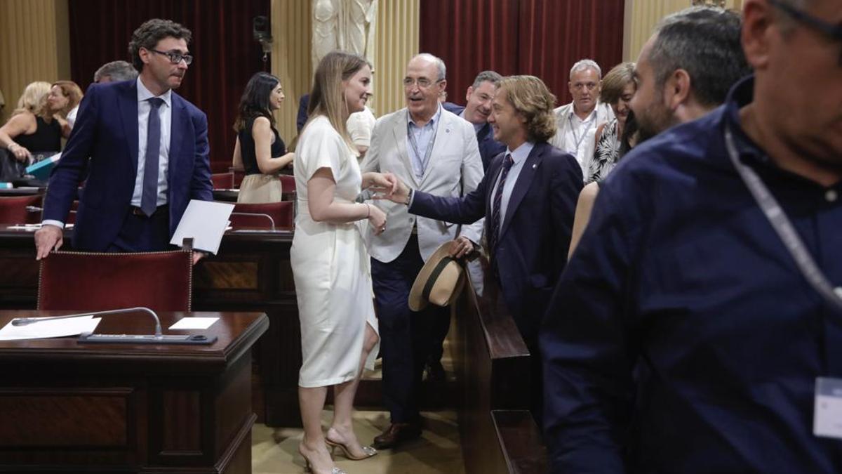 Marga Prohens saluda a Jorge Campos en el Parlament