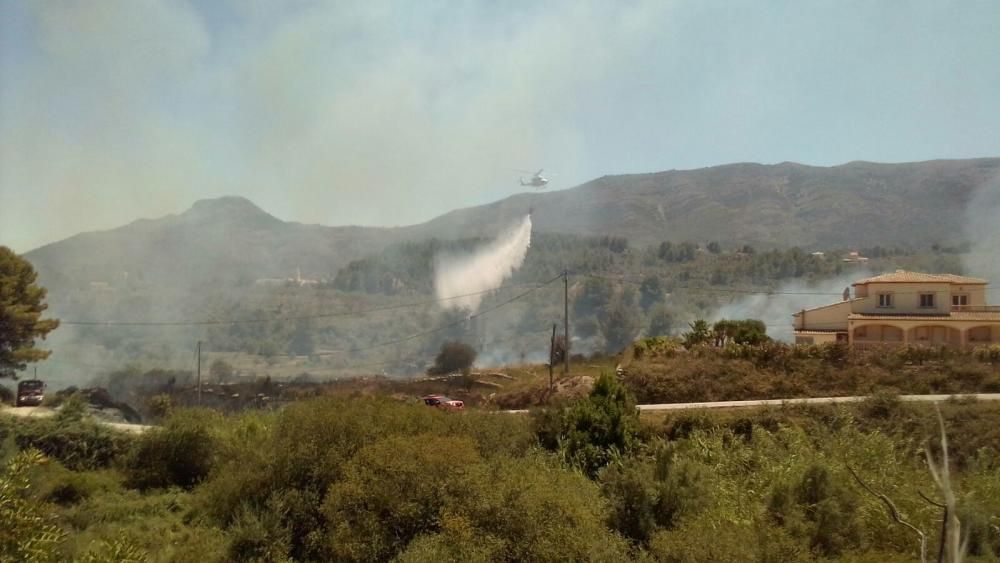 Un incendio forestal en Parcent obliga a desalojar una decena de viviendas