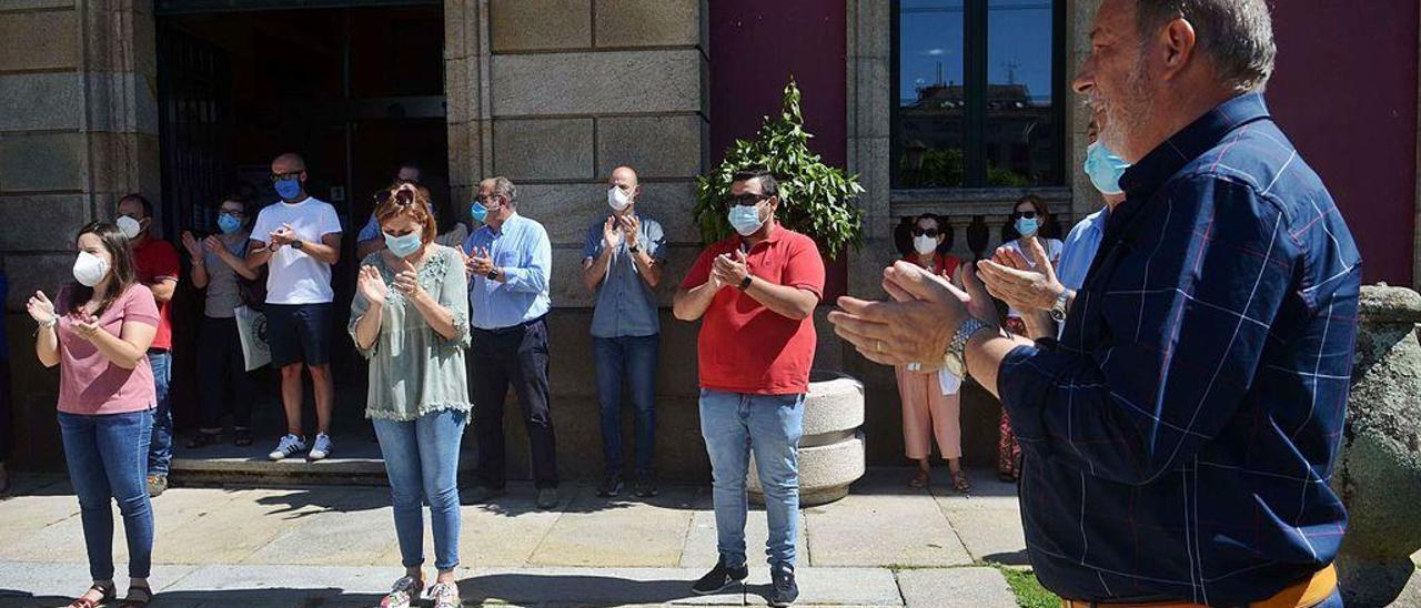 El minuto de silencio ante la Casa Consistorial de Vilagarcía de Arousa, ayer a mediodía.