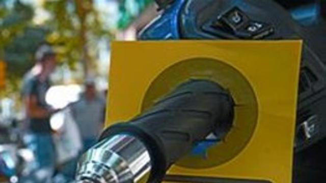 Hilera de motos mal aparcadas encima de la acera en la calle de Bilbao, en el Poblenou, el jueves.