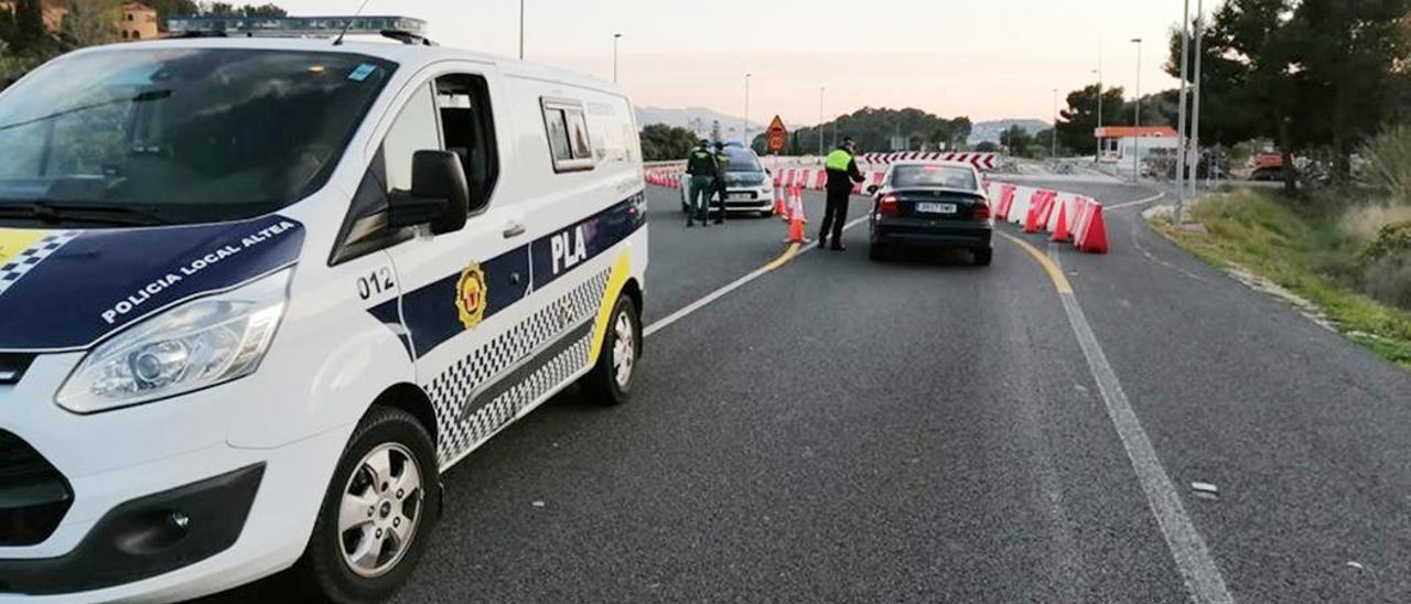 Control de la Policía Local y la Guardia Civil de Altea en la salida de la AP-7.