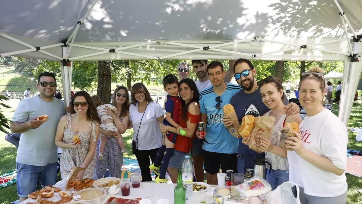 El Martes de Campo chorrea por todo Oviedo: "Cualquier sitio es bueno para celebrar la fiesta, el error es quedarse en casa"