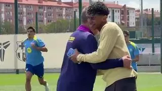 Lamine, visita sorpresa en el último entrenamiento del Barça