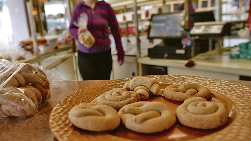 Marina García, ayer, en una pastelería de Luanco, con marañuelas en primer término.