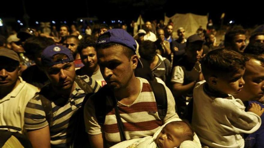 Una multitud de refugiados sirios, aguardando, ayer, para cruzar la frontera de Grecia con Macedonia.  // Reuters