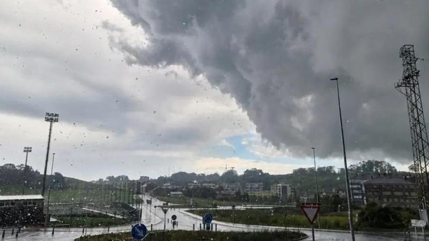 “En minutos se estaba llevando medio Antromero, parecía una película”: un tornado causa importantes destrozos en Gozón
