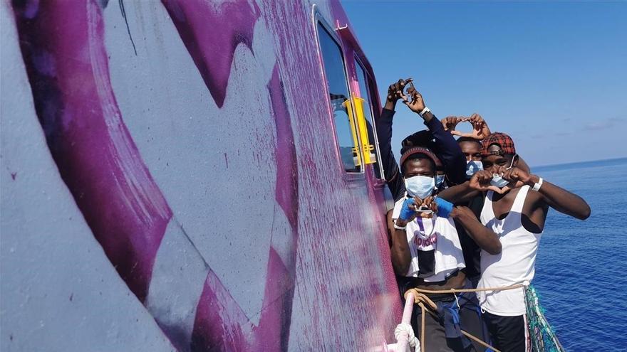 Un barco de Banksy rescata a 89 migrantes en el Mediterráneo