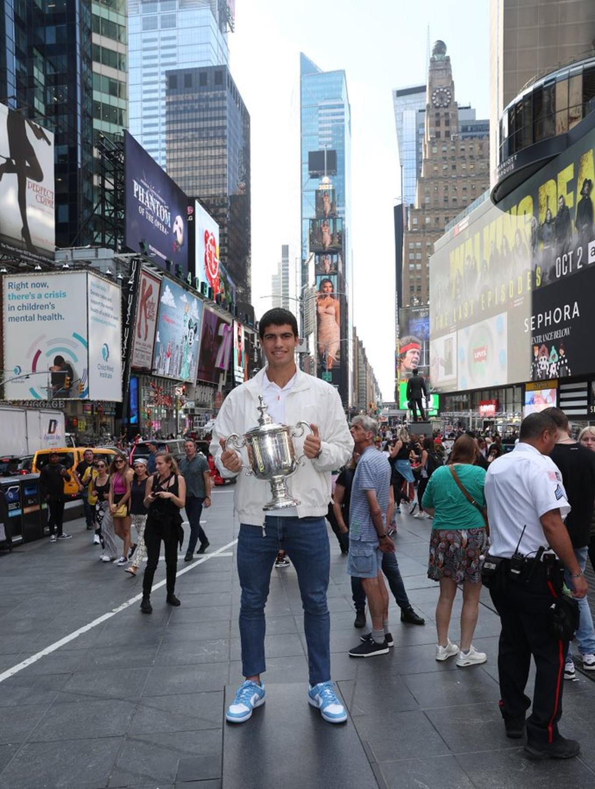 Carlos Alcaraz, con su trofeo por las calles de Nueva York.