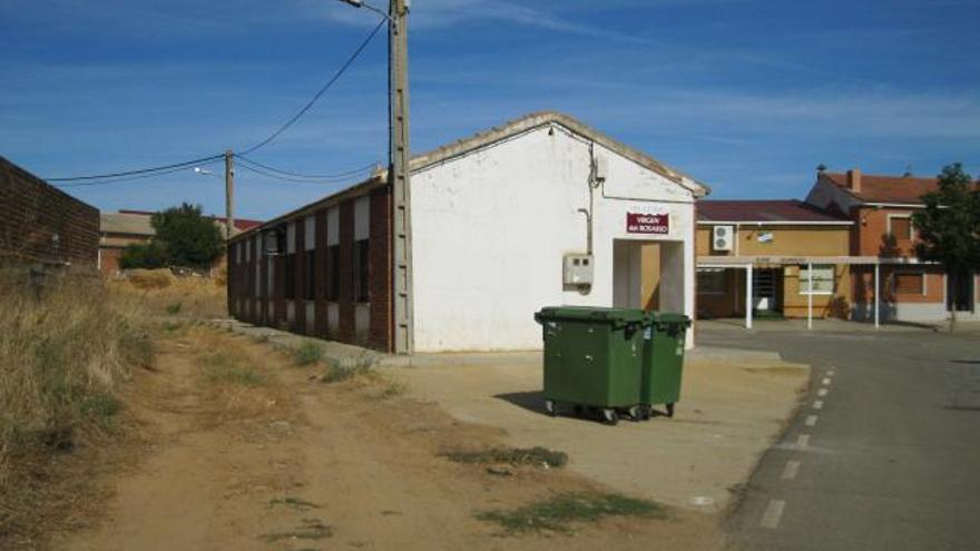 Aspecto que presentaba ayer el acceso posterior al velatorio de Matilla de Arzón.