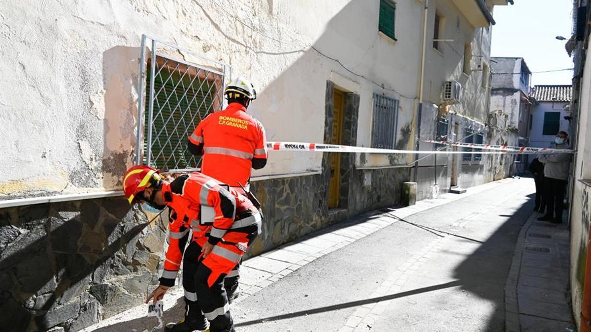 Bomberos de Granada intervienen en algunas de las zonas afectadas por los terremotos en Santa Fe.