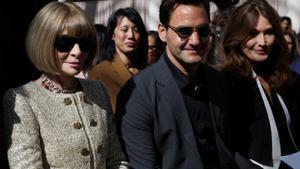 Anna Wintour, el tenista suizo Roger Federer y la cantante y modelo francesa Carla Bruni son fotografiados durante la visita previa para la prensa.