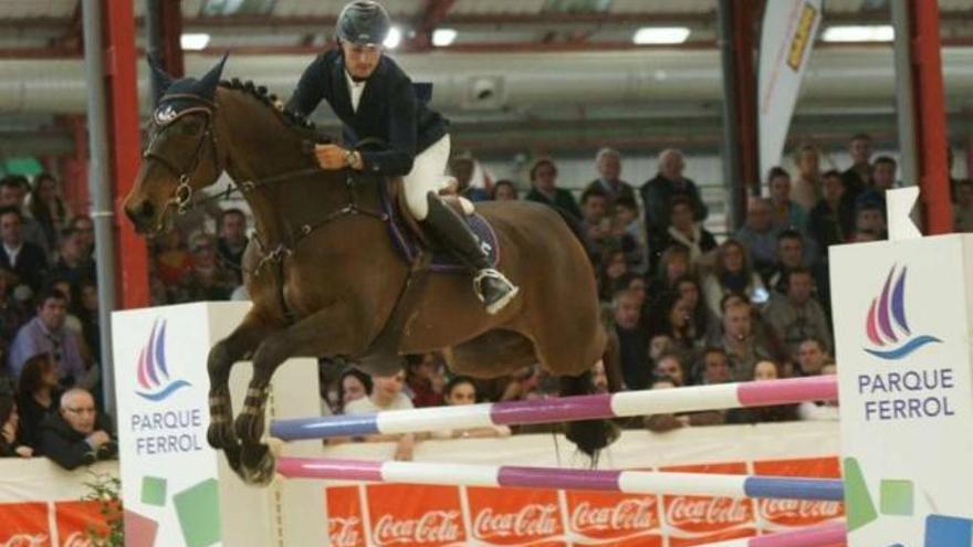 Un jinete salta un obstáculo en una competición de la edición del año pasado de Equiocio. l. o.