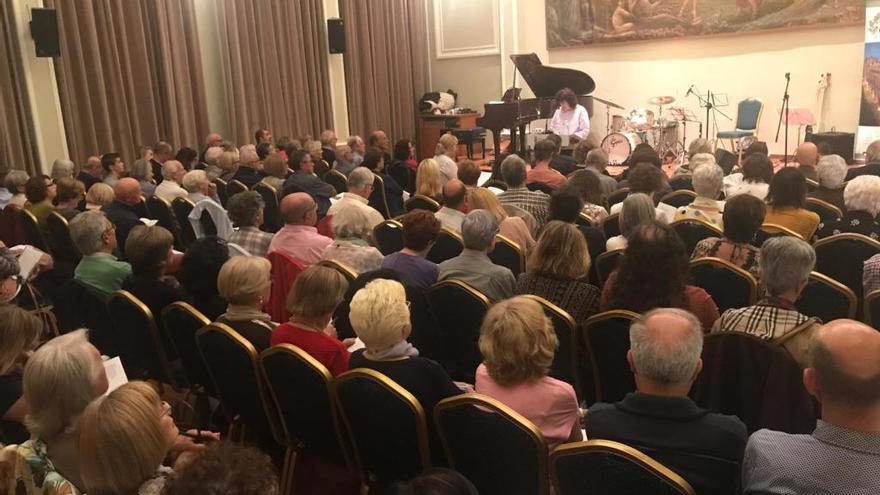 La sala gran del Cercle Sport, plena en la Vetllada Poètica.