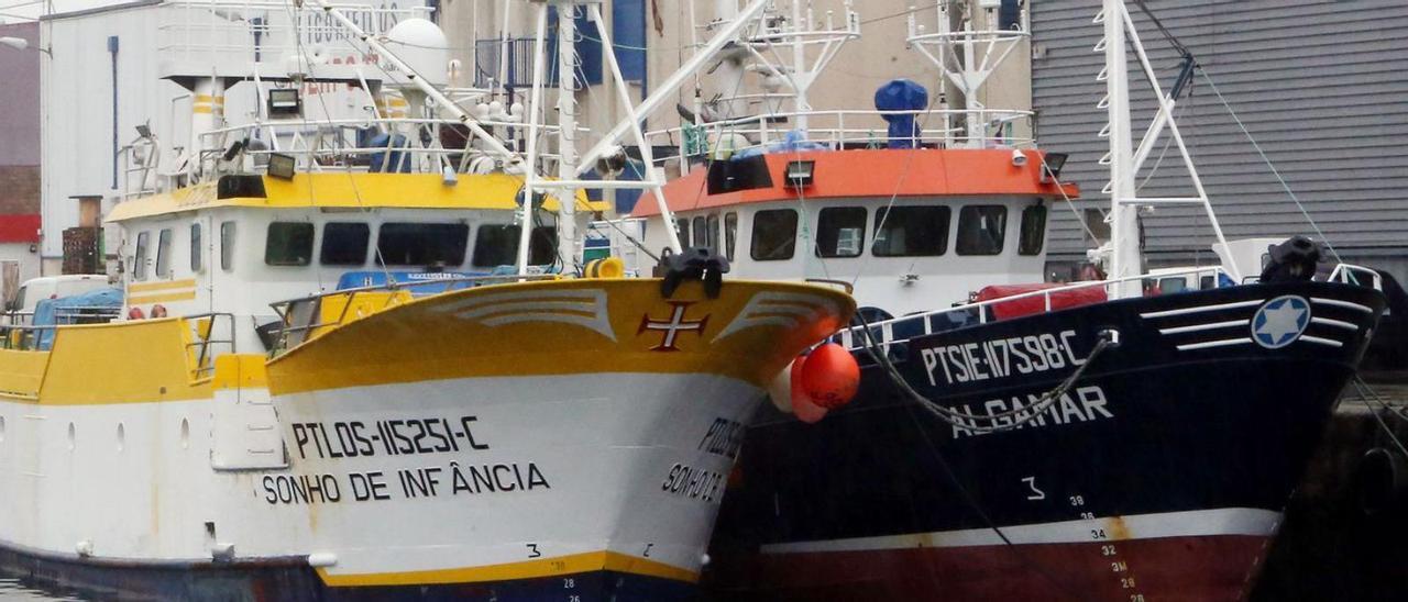 Dos grandes embarcaciones pesqueras repostan en el Puerto de O Berbés (Vigo).