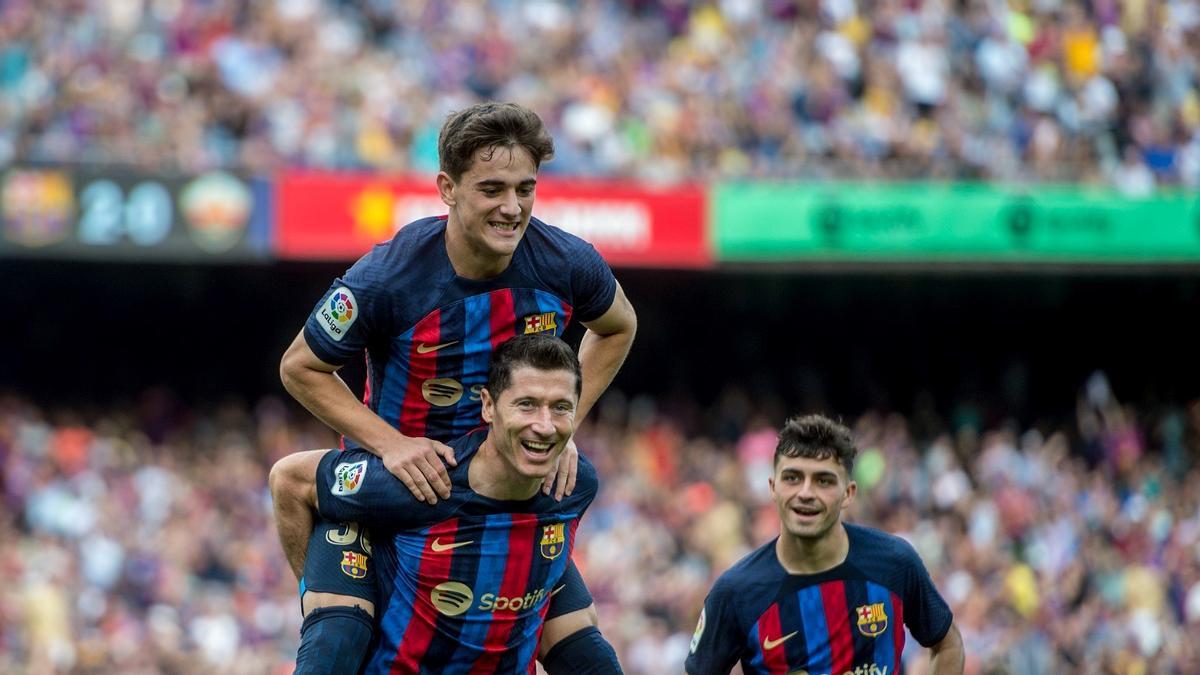 Gavi festeja con Lewandowski el segundo gol del polaco, el 3-0 del Barça al Elche en el Camp Nou.