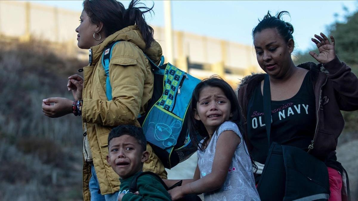 Dos mujeres y dos menores centroamericanos son detenidos por la patrulla de fronteras de EEUU, en diciembre del 2018.