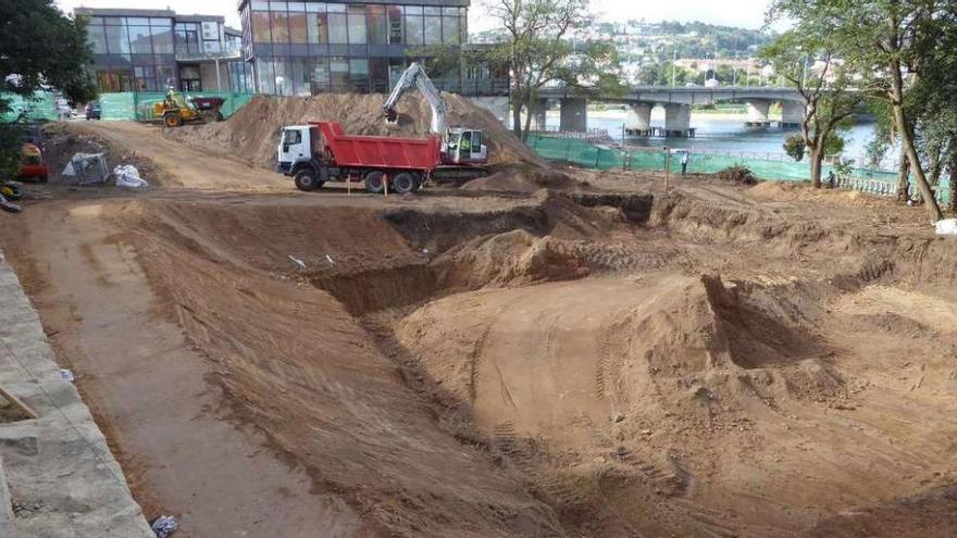 Obras de desmonte al borde de la ría, el pasado lunes y a la derecha árboles que se conservan.