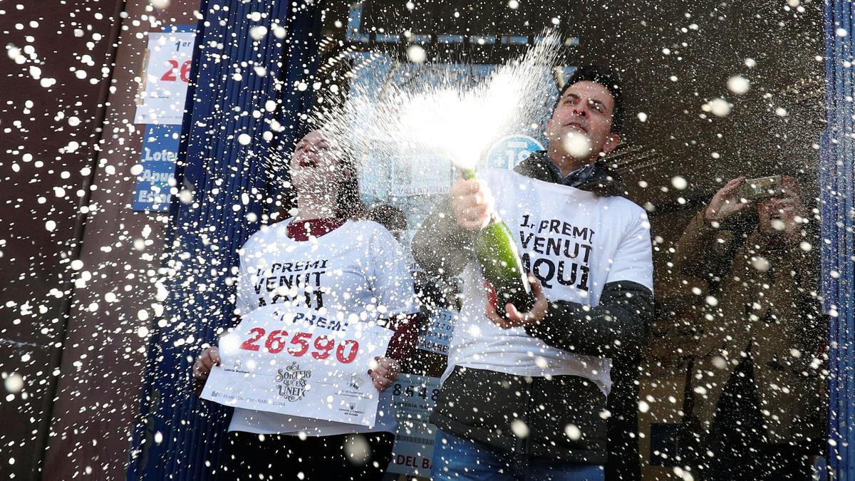 La administración de Lotería situada en Rambla de Guipúzcoa, 2 de Barcelona celebra el Gordo de 2019, que cayó en el número 26.590.