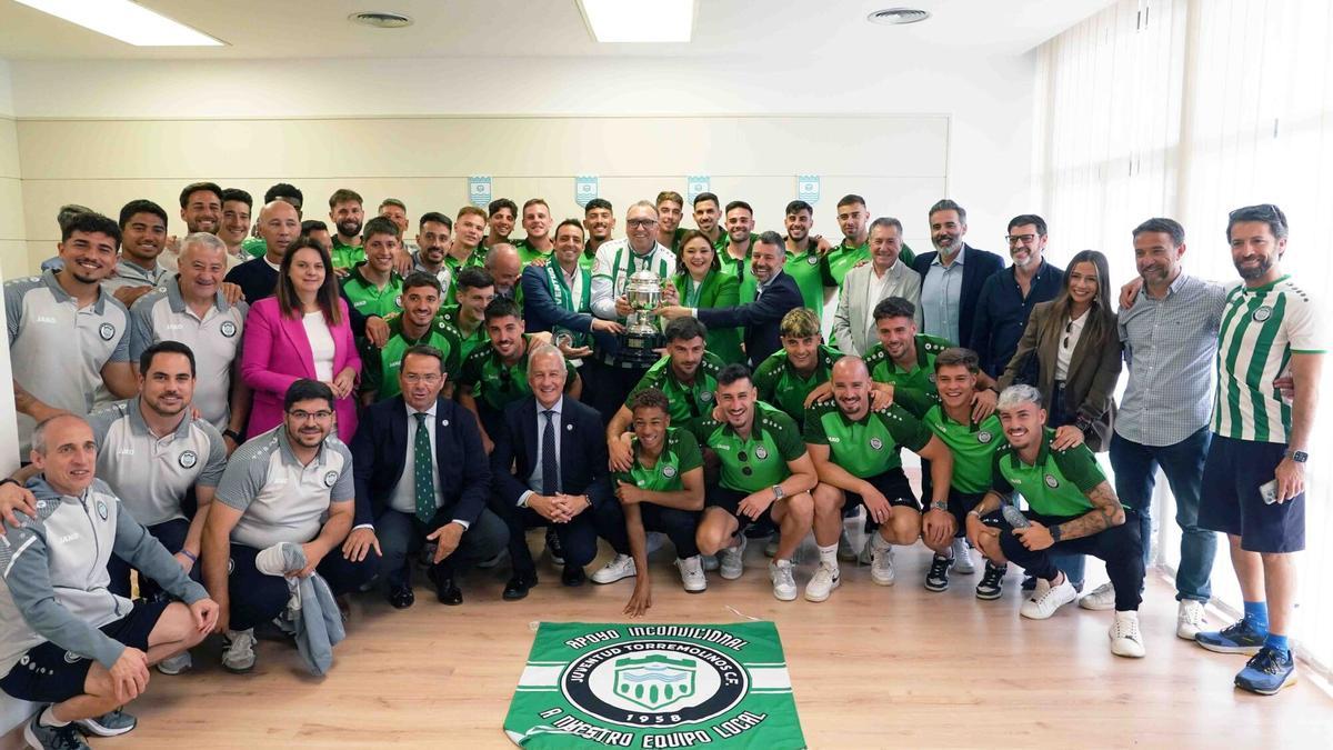 El Juventud de Torremolinos, recibido en el Ayuntamiento.