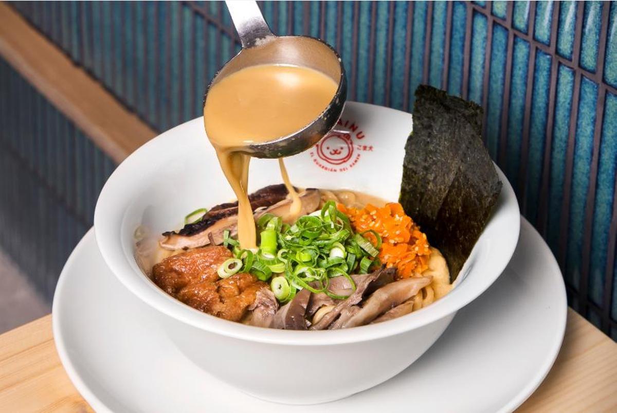 Komainu celebra el Día Internacional del Ramen con una propuesta basada en fideos hechos en casa, caldos largos y elaboración artesanal.