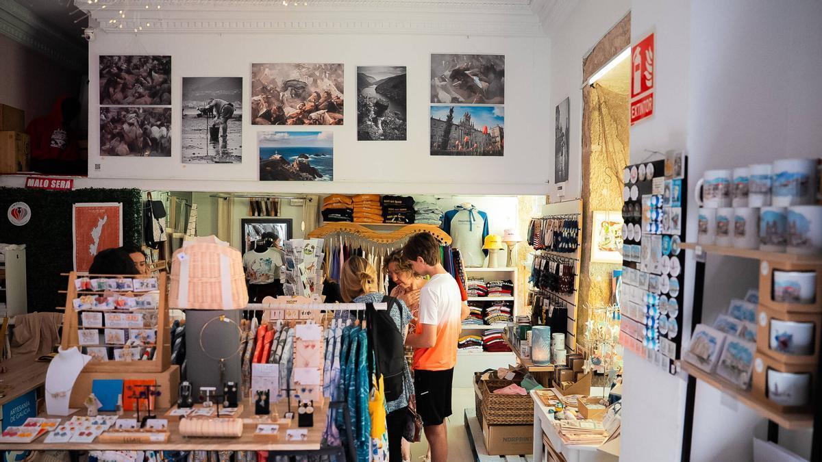 Visitantes buscando un regalo de recuerdo en Amo Galicia