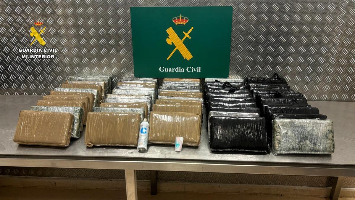 Paquetes de cocaína interceptada de diferentes pesos, medidas y embalajes.