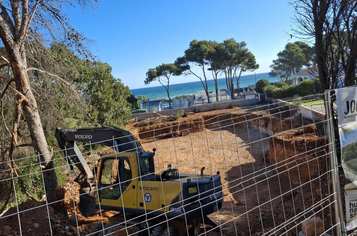 Obras de cimentación iniciadas ahora en primera línea de les Rotes para un nuevo chalé de lujo
