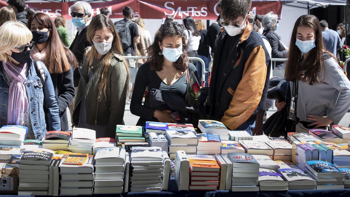 Paradas con libros en la Diada de Sant Jordi de 2021 en el paseo de Gràcia.