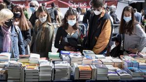 Paradas con libros en la Diada de Sant Jordi de 2021 en el paseo de Gràcia.