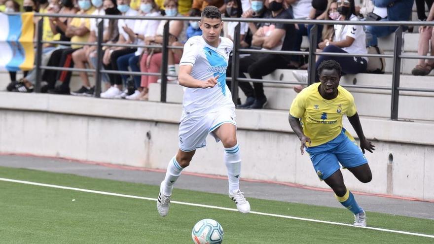 Brais Val disputa un balón ante un jugador de Las Palmas