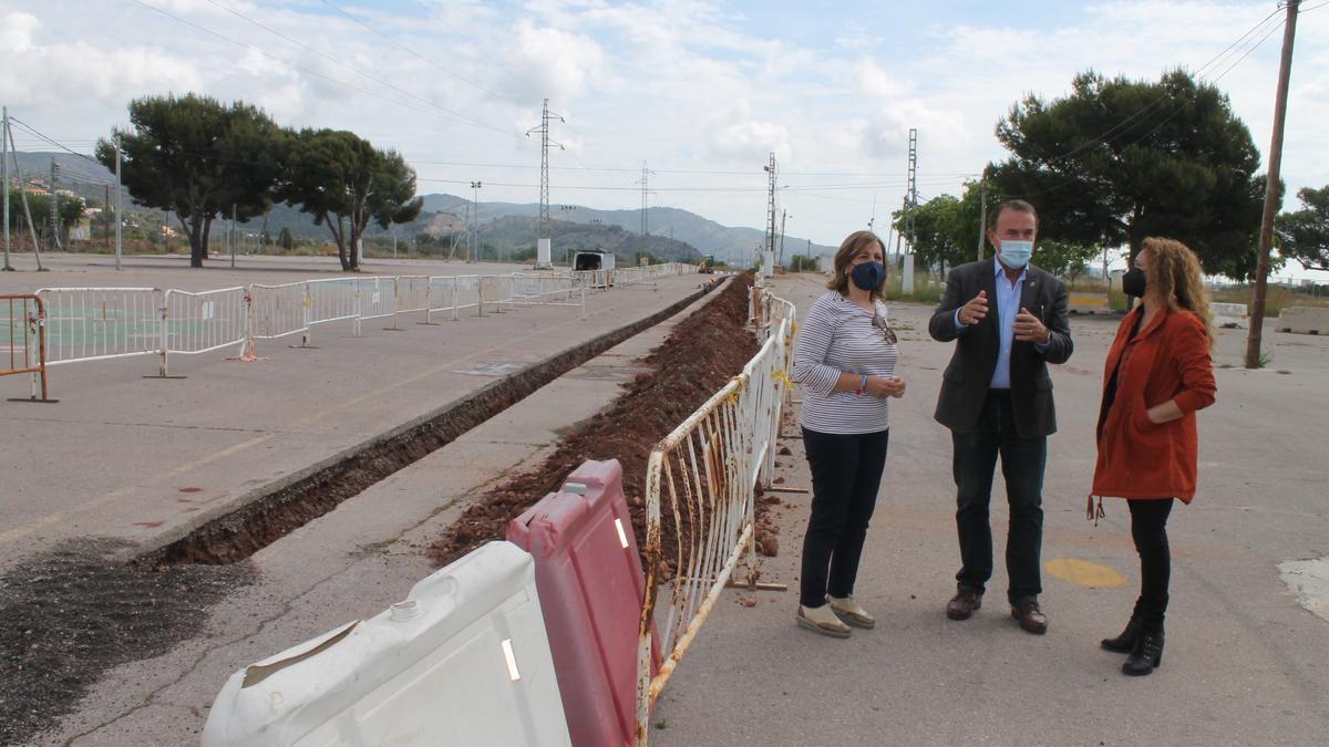 La alcaldesa de Benicàssim, Susana Marqués, junto al edil de Urbanismo, Carlos Díaz, y la concejala de Obras y Servicios, Elena Llobell, en el recinto.