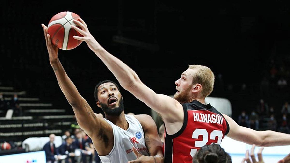 Hlinason defiende a Hopkins durante el partido de ayer en Bolonia.