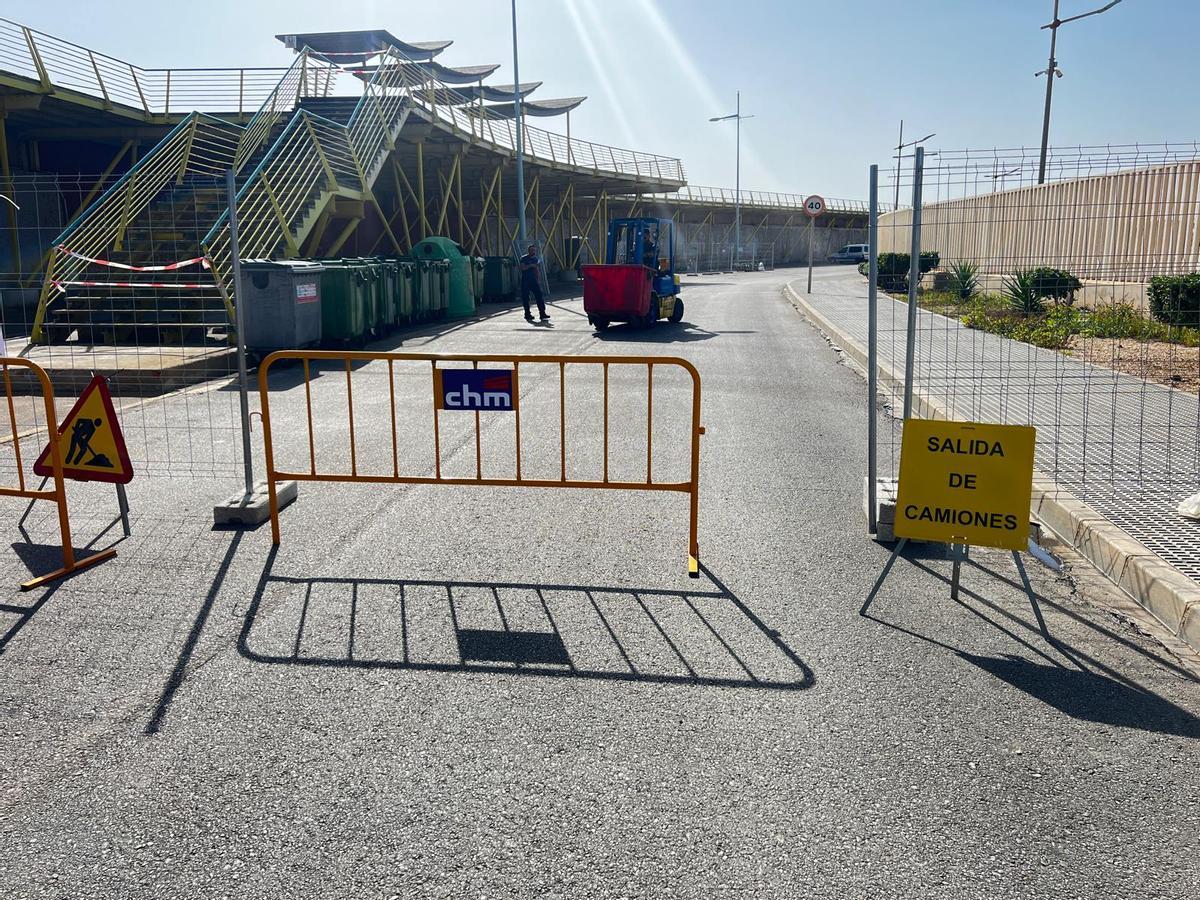 Punto en el que también se ha cortado el acceso peatonal y de vehículos sobre la calzada pasado el acceso principal a Marina Salinas