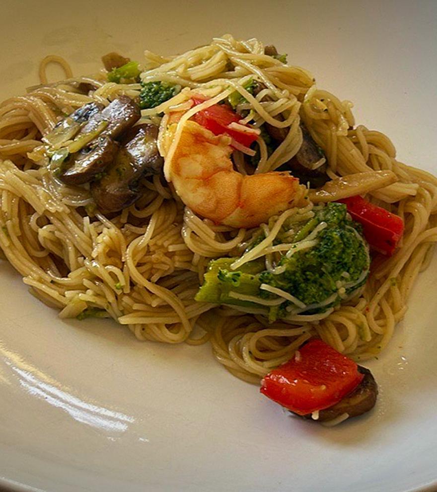 Vídeoreceta de la semana: Noodles con brócoli, setas y langostinos