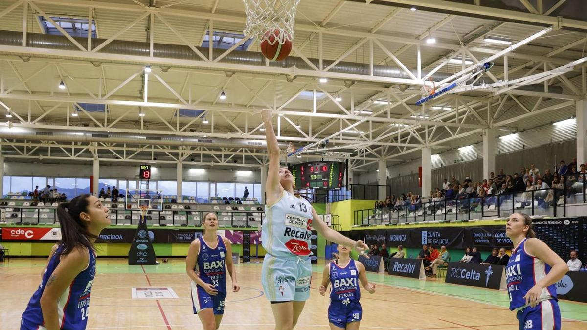 Regina Aguilar, del Celta Zorka Recalvi, en una entrada a canasta en un partido en Navia. // ALBA VILLAR