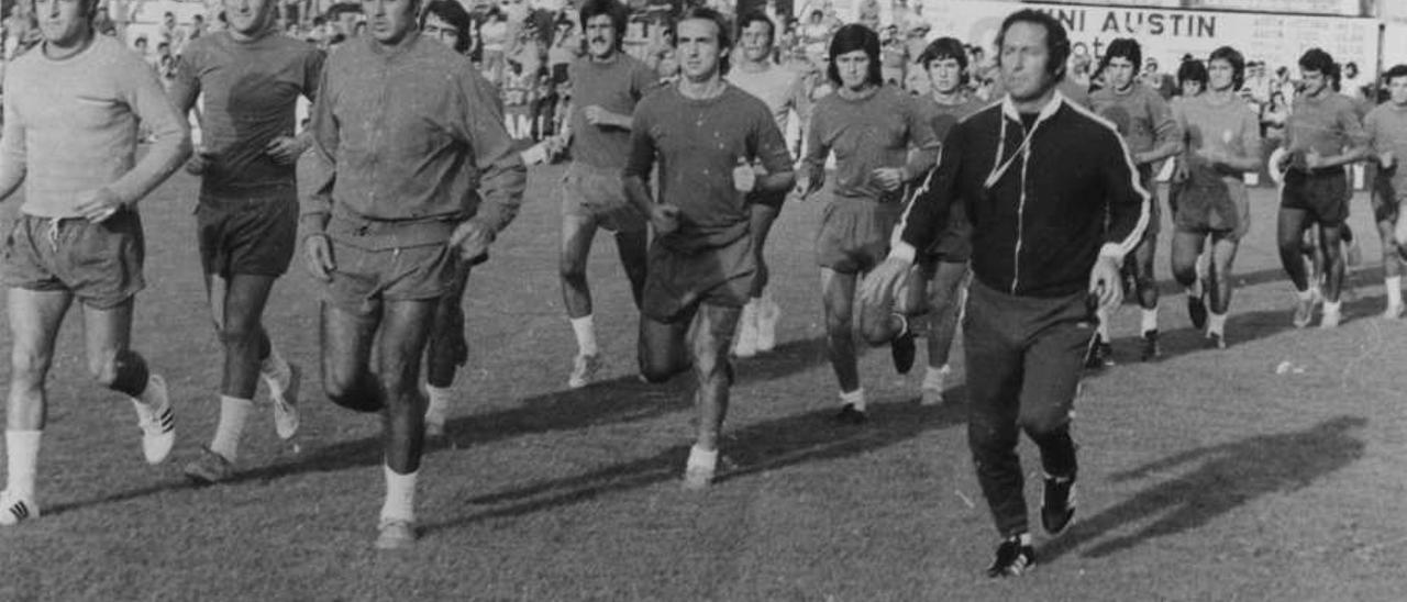 Paco Gento dirigiendo un entrenamiento del CD Castellón.