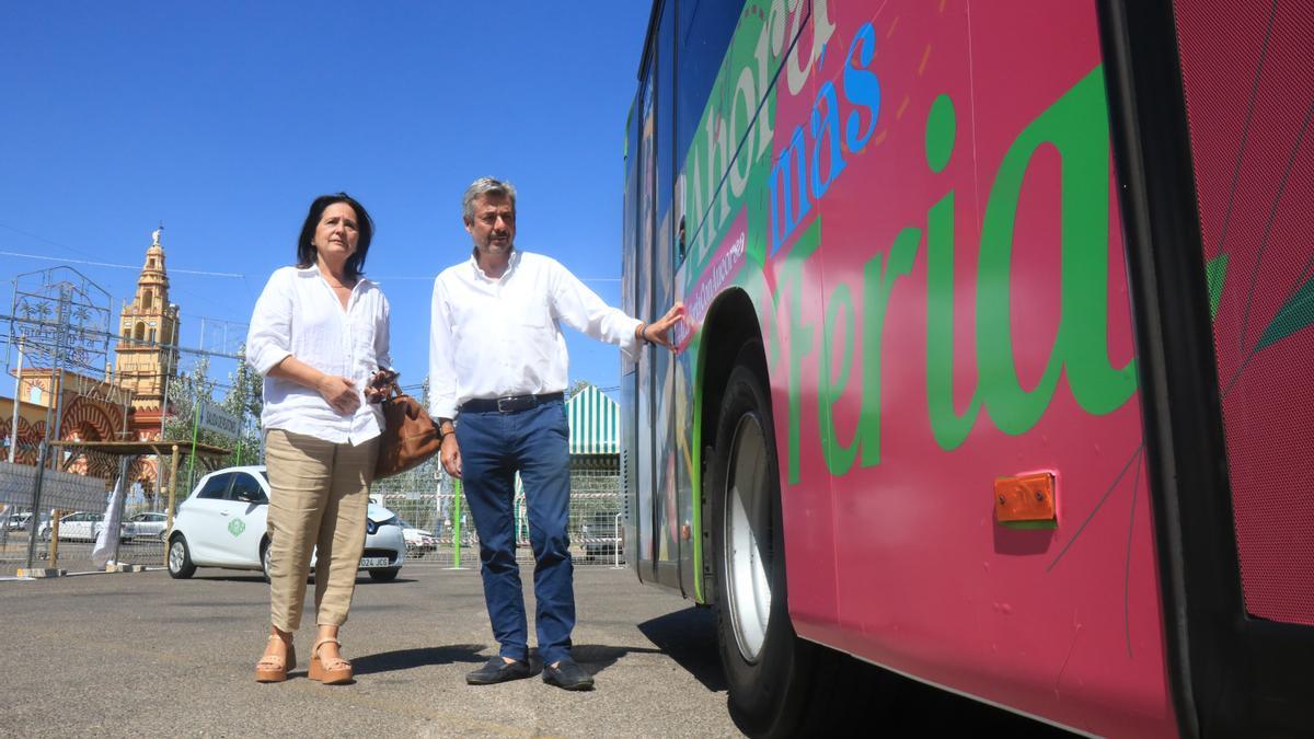 Ana Tamayo y Miguel Ángel Torrico, junto a uno de los autobuses de Aucorsa decorados para la Feria.
