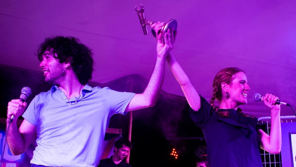 Los cantantes compiten para alzarse con el anhelado micrófono de oro (aunque es de plástico).